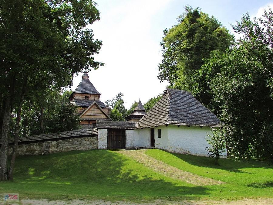 Radruż - przy wschodnich murach znajduje się dom diaka