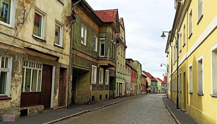 Jedna z uliczek odchodzących od rynku w Nowym Miasteczku.