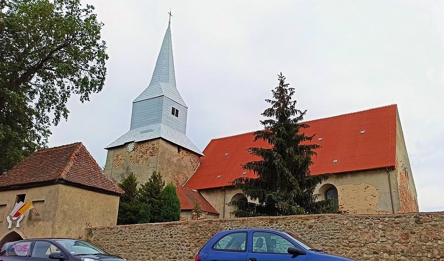 Wczesnogotycki kościół św. Anny w Niegosławicach, zbudowany z kamienia polnego. Wieża z 1601 r.