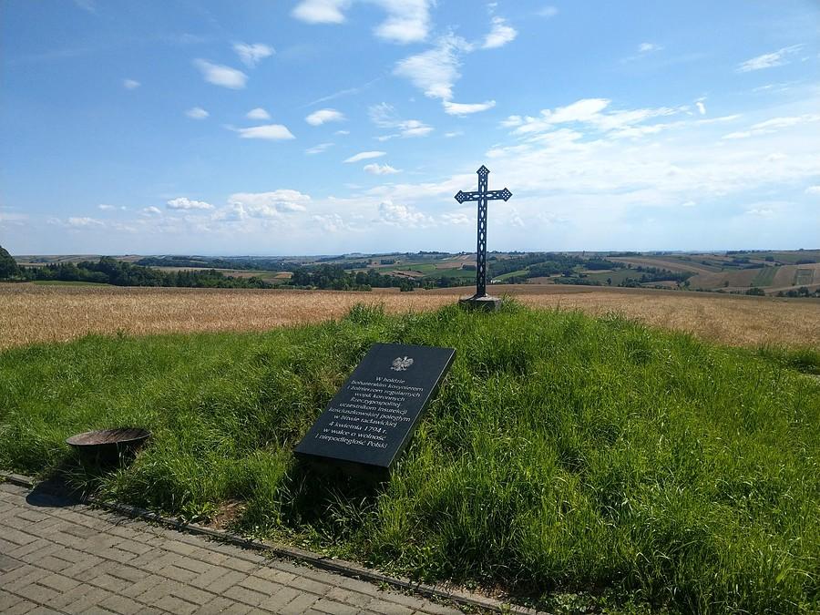 Krzyż w hołdzie kosynierom poległym w bitwie pod Racławicami
