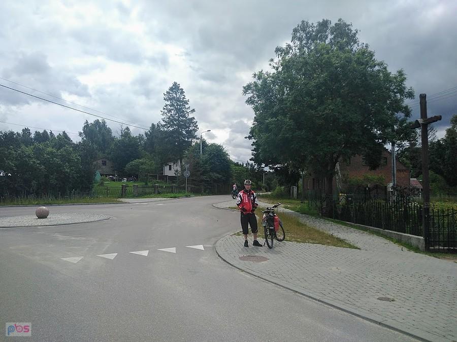 Rowerzysta na skrzyżowaniu w Konarzynach