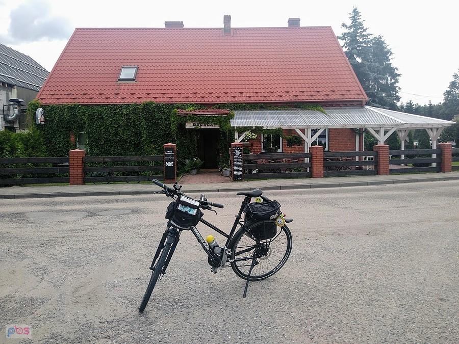 Rower przed domem z czerwonym dachem w Konarzynach