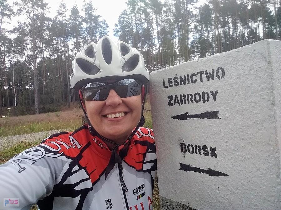 Rowerzystka na leśnym szlaku w Kaszubach