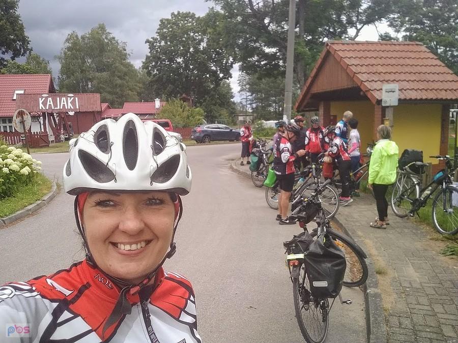 Kobieta rowerzystka podczas wycieczki