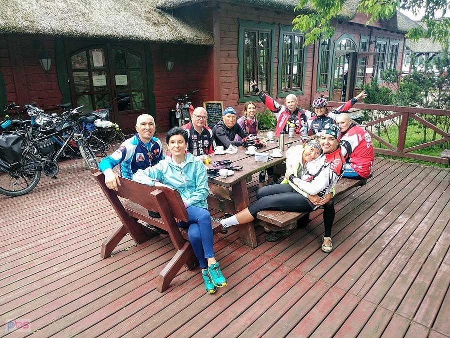 Grupa rowerzystów na tarasie