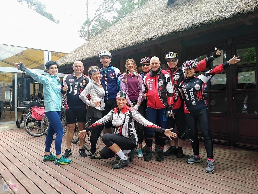 Grupa rowerzystów na wycieczce