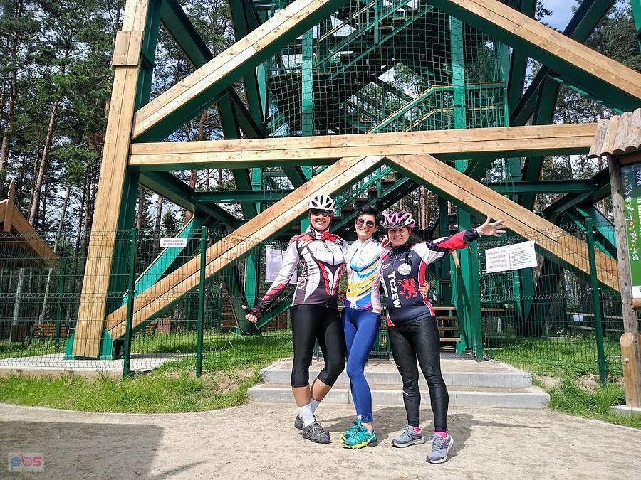 Trzy rowerzystki na wycieczce w Kaszubach