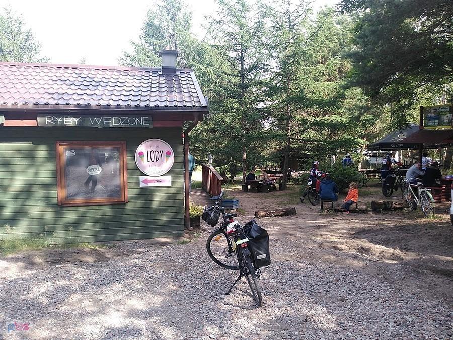Rower przed kioskiem z lodami w Osieku
