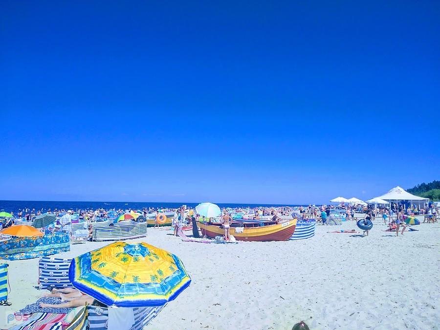 Zatłoczona plaża nad morzem
