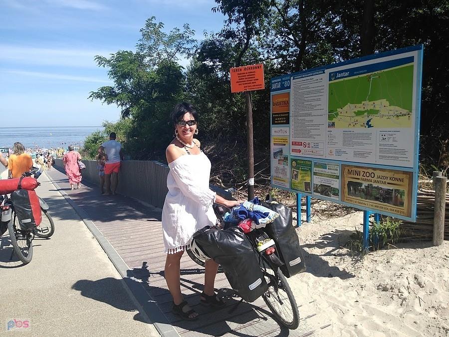 Kobieta z rowerem na promenadzie w Jantarze