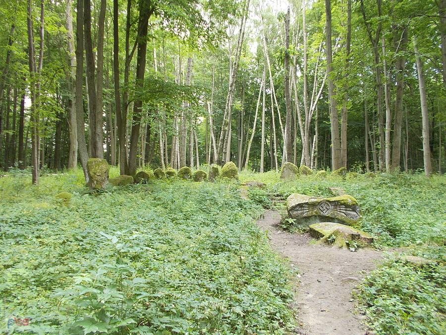 Pseudomegalityczny cmentarz Dohnów w Markowie