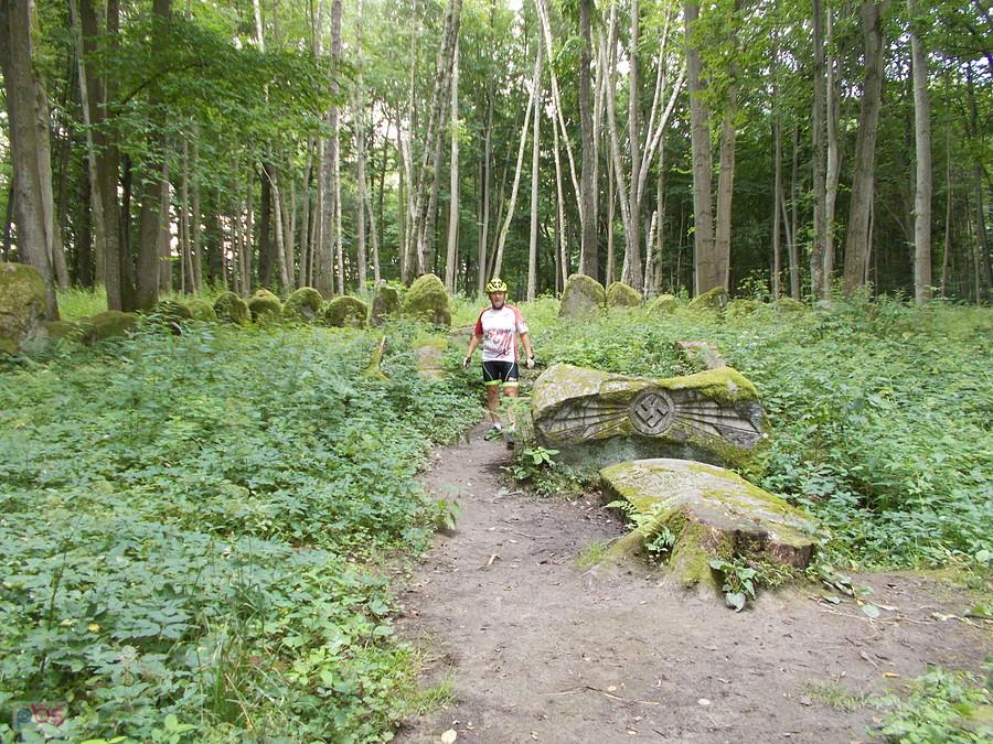 Pseudomegalityczny cmentarz Dohnów w Markowie