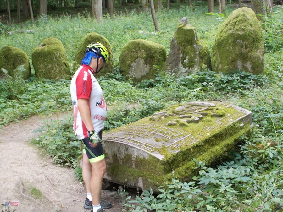 Pseudomegalityczny cmentarz Dohnów w Markowie