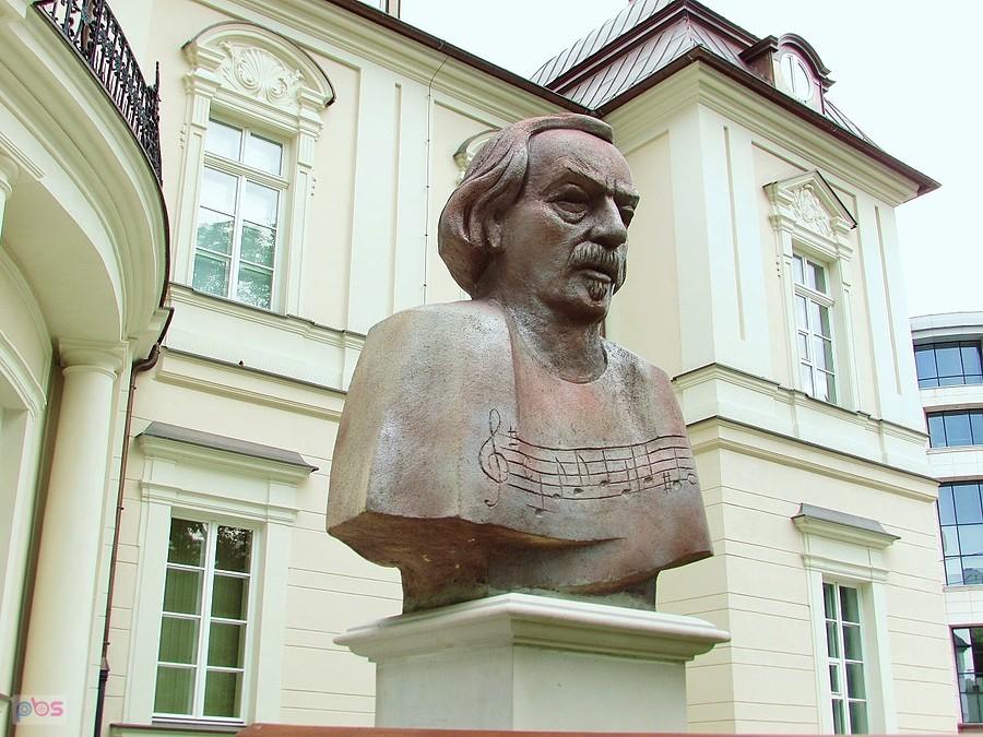 Popiersie Ignacego Jana Paderewskiego przed Pałacem Przebendowskich, w który znajduje się Muzeum Niepodległości