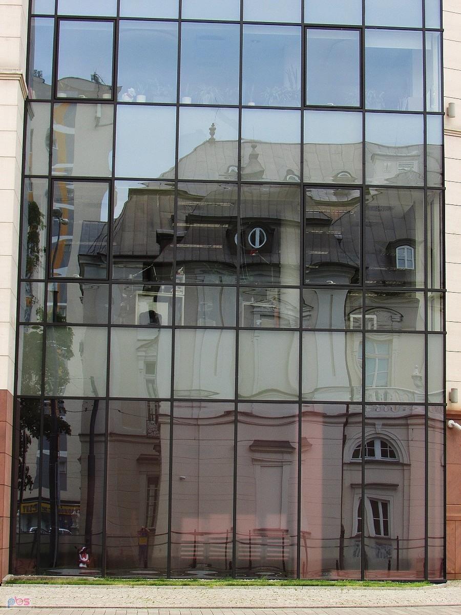 Pałac Przebendowskich przeglada się w szklanej elewacji biurowca "Orlenu"