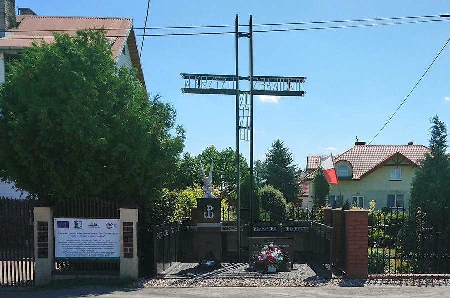 Pomnik upamiętniający mord w Małocicach