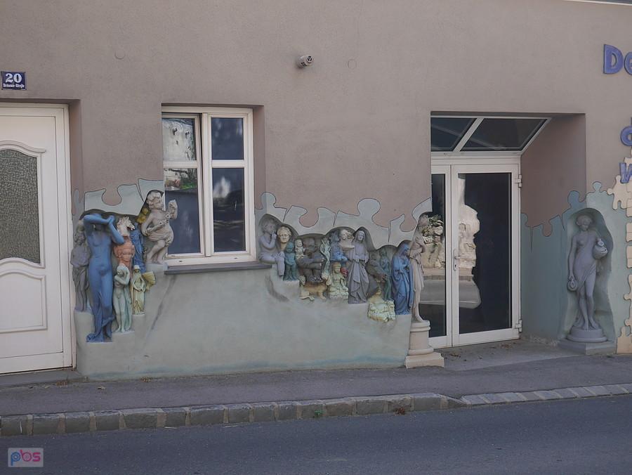 Fasada z rzeźbionymi postaciami