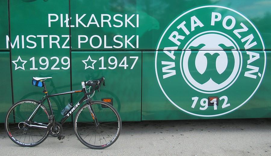 Skromniejszy z poznańskich klubów walczy dziś o awans do Ekstraklasy