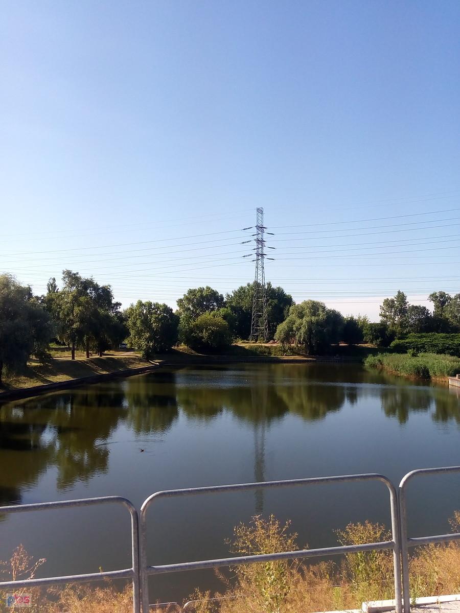 Słup wysokiego napięcia nad jeziorem