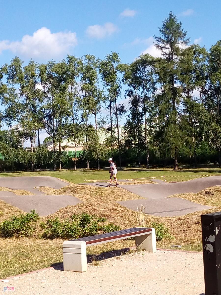 Jazda na rowerze po pump tracku w parku