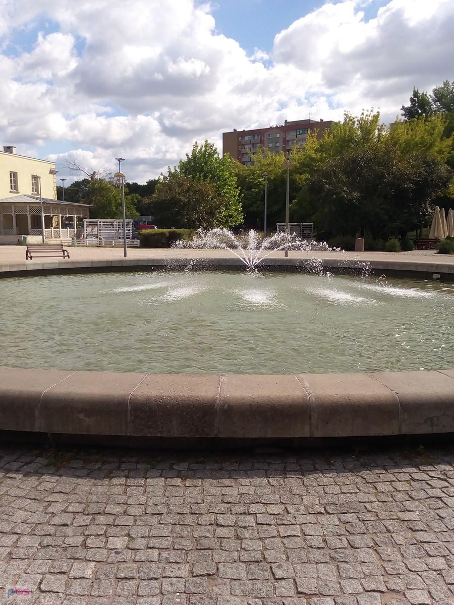 Okrągła fontanna w parku miejskim
