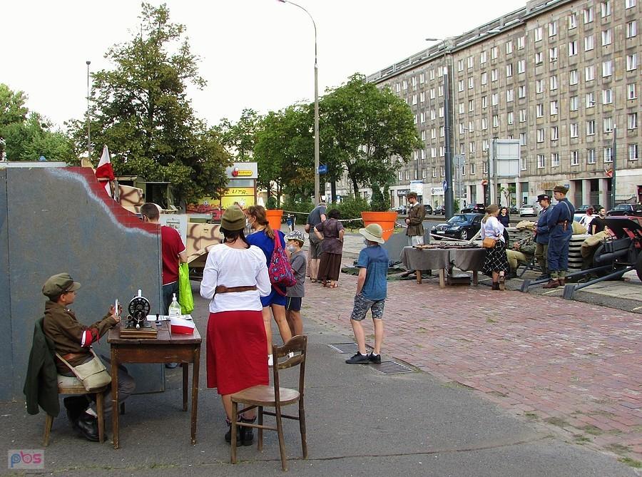 Inscenizacja Powstania Warszawskiego przy Ratuszu Wola