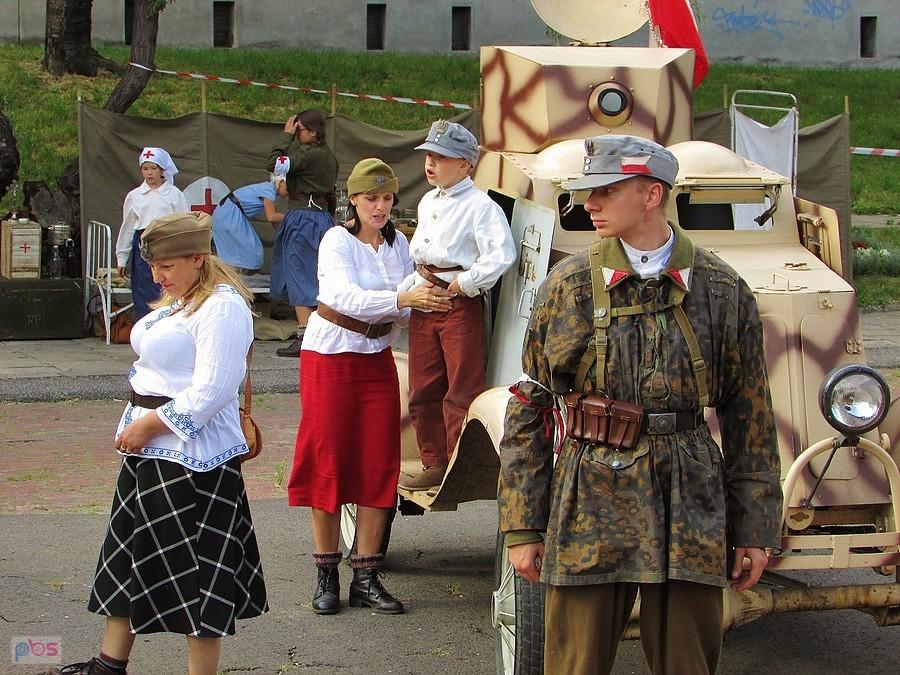 Powstańcy przy "Kubusiu"