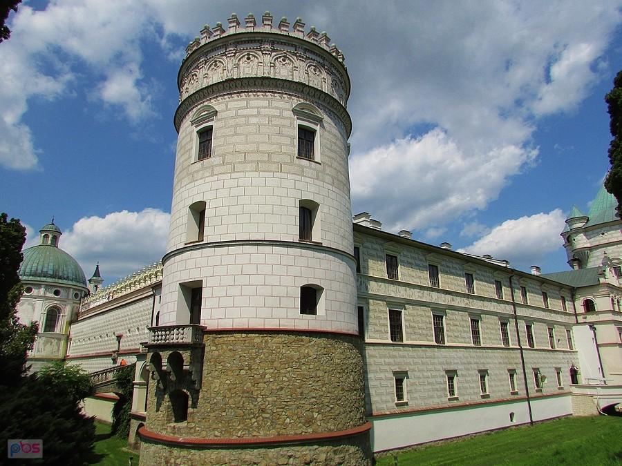 Zamek w Krasiczynie - na pierwszym planie Baszta Szlachecka