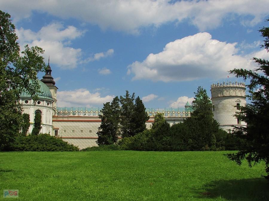 Widok na zamek z parku