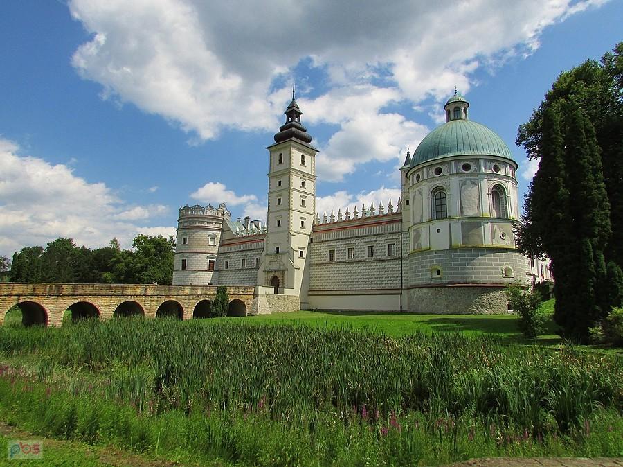 Krasiczyn - wiazd do zamku prowadzi przez kamienny most