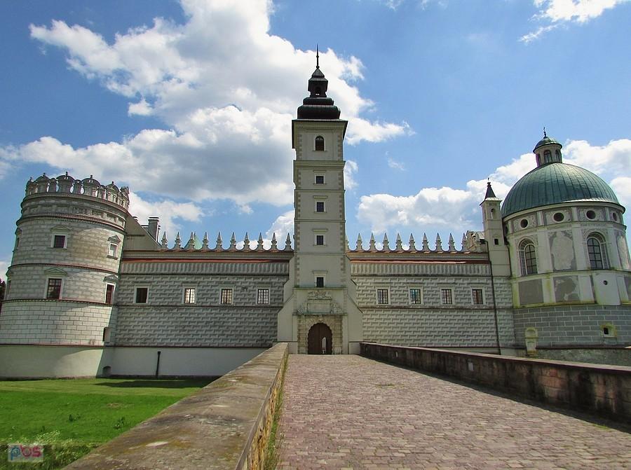 Krasiczyn - brama pod Wieżą Zegarową
