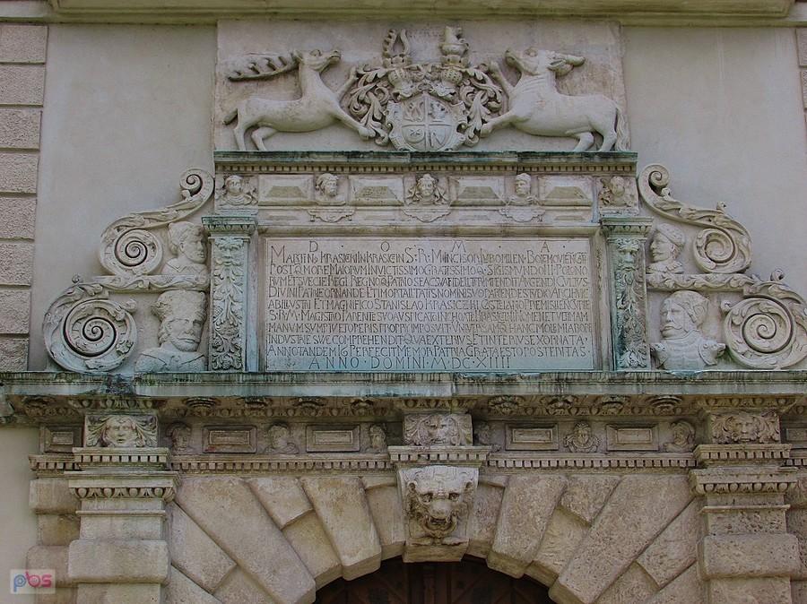 Krasiczyn - tablica na portalu z wymienionym rokiem 1614