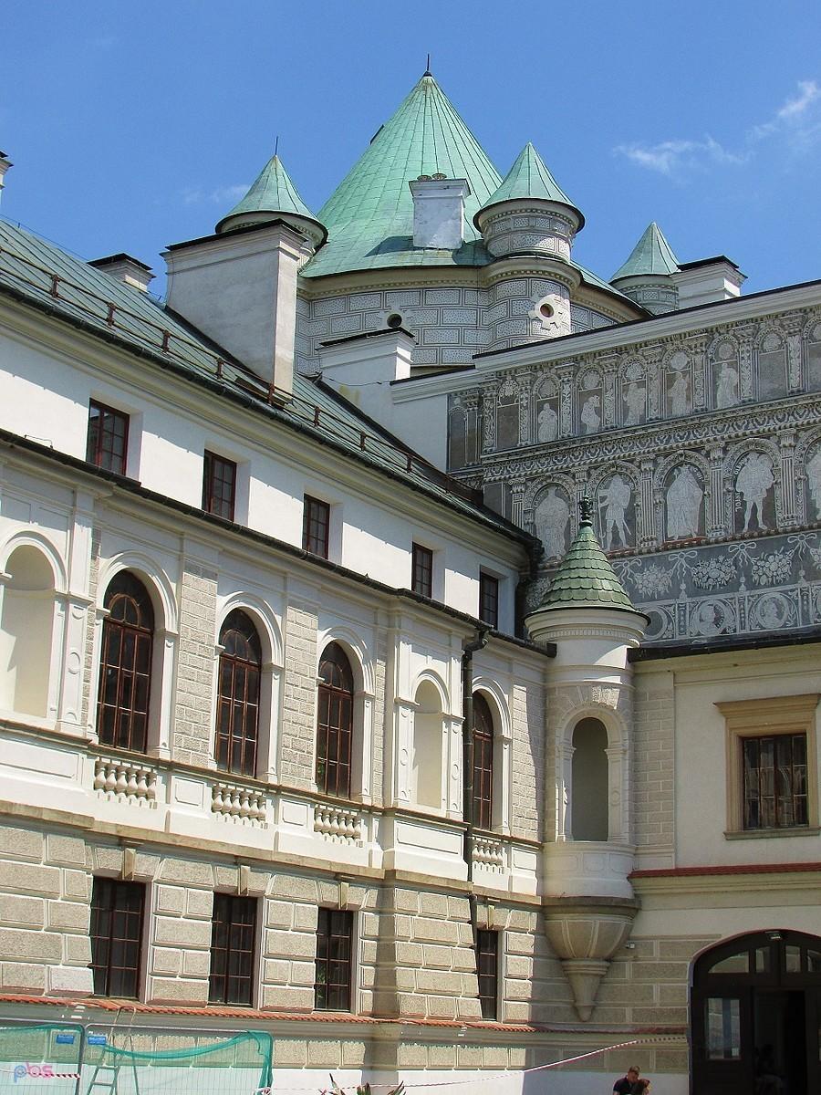Krasiczyn - narożnik dziedzińca z Basztą Królewską