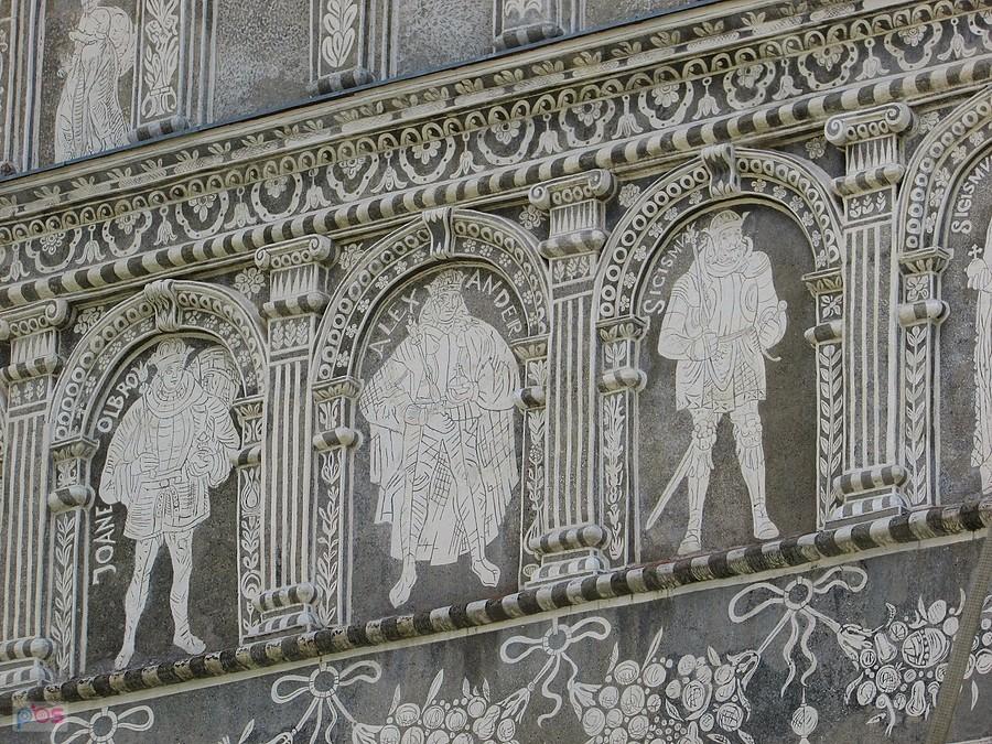Krasiczyn - dekoracja sgraffito przedstawiająca wizerunki polskich królów