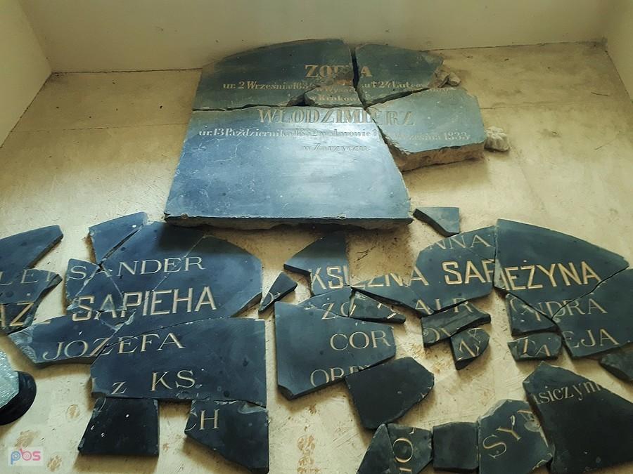 Tablice z grobowca Sapiechów rozbite przez czerwonoarmistów