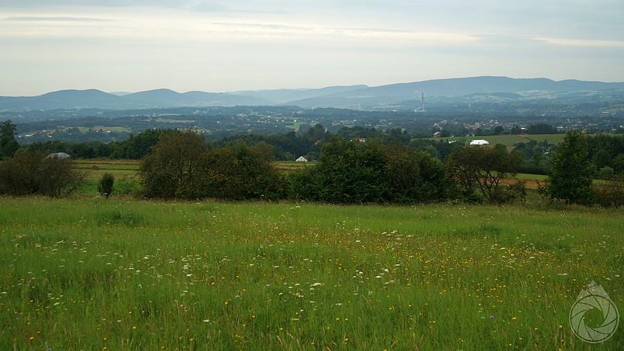 w dolinie Gorlice, w tle Beskid Niski (Tatr nie widać dziś)