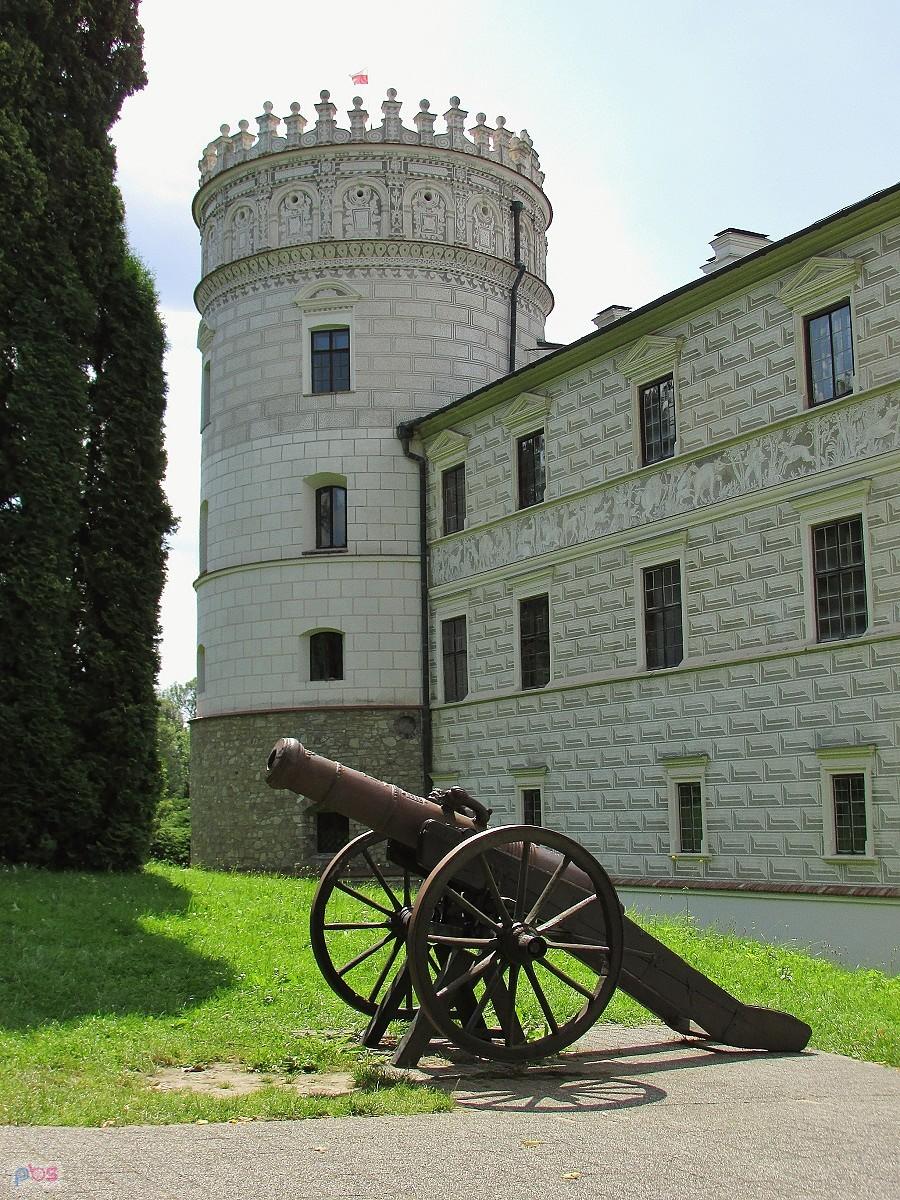 Armata przed bramą zamku w Krasiczynie