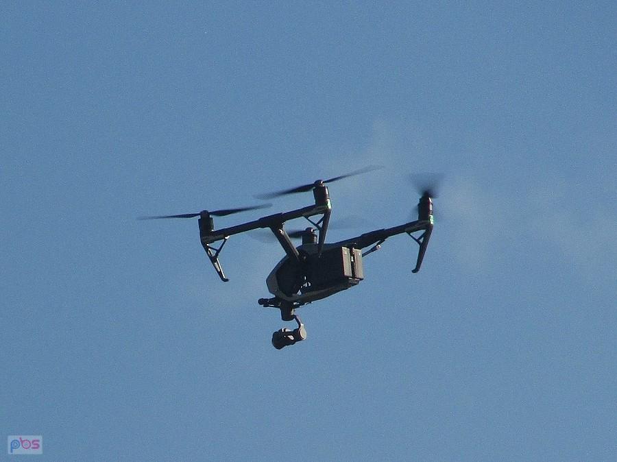 Na niebie pojawiło się kilkanaście dronów, ten był największy
