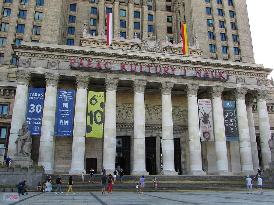 Przed Pałacem Kultury i Nauki