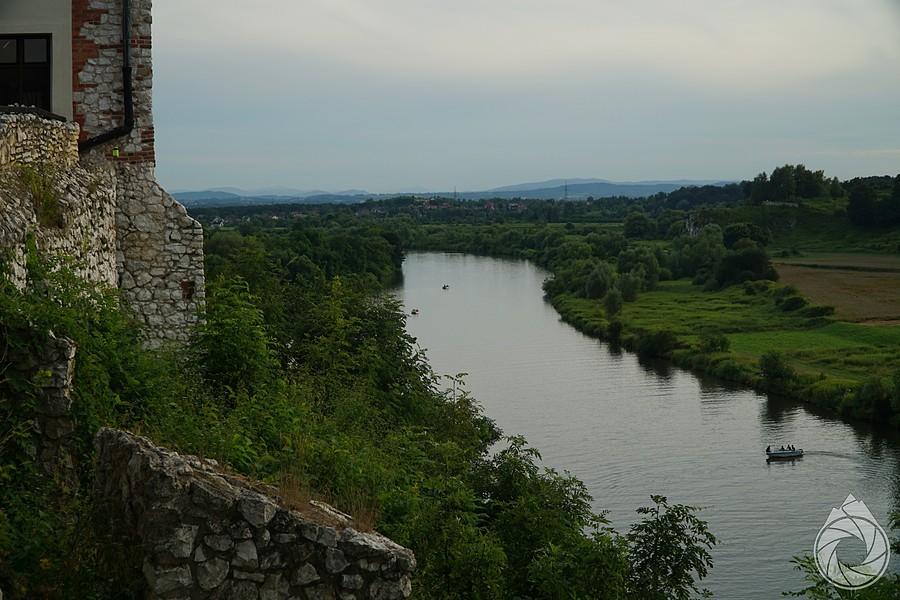 widok w stronę gór z murów klasztoru tynieckiego