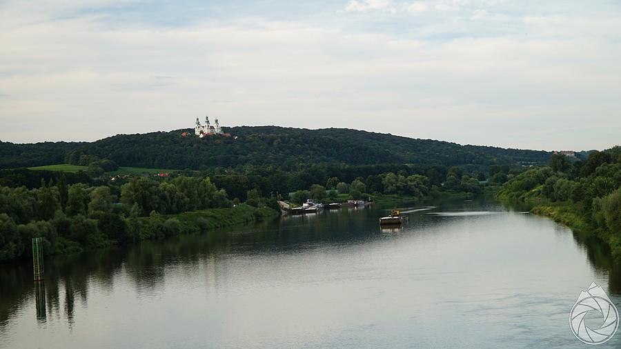 Bielański klasztor wyrasta nad Wisłą
