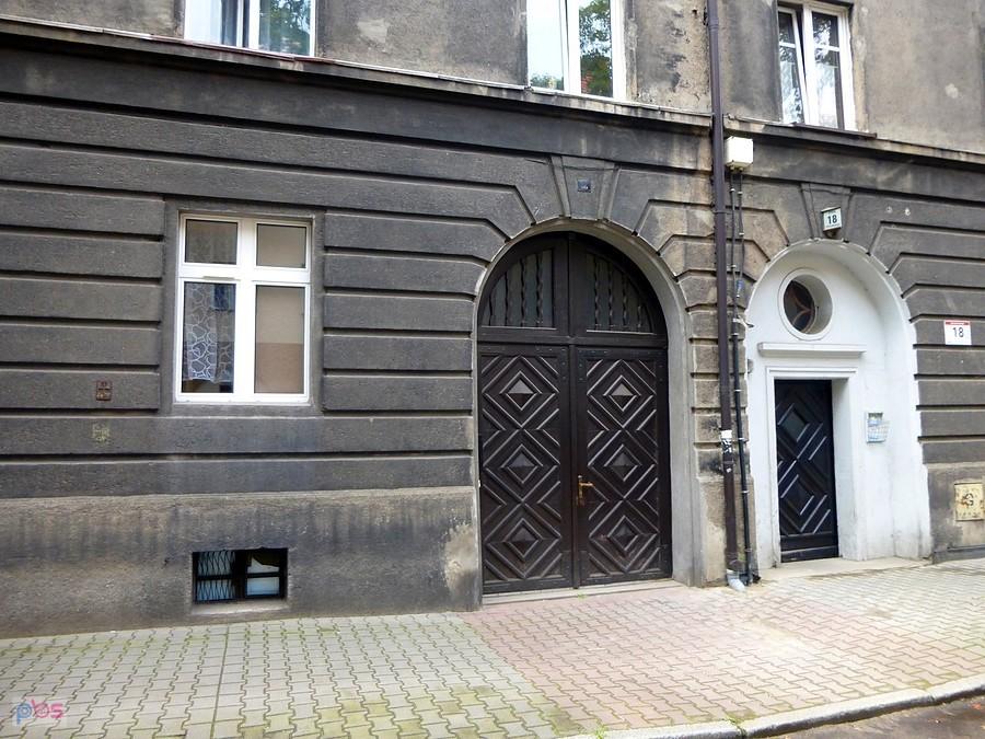 Ładen bramy przy Chrobrego
