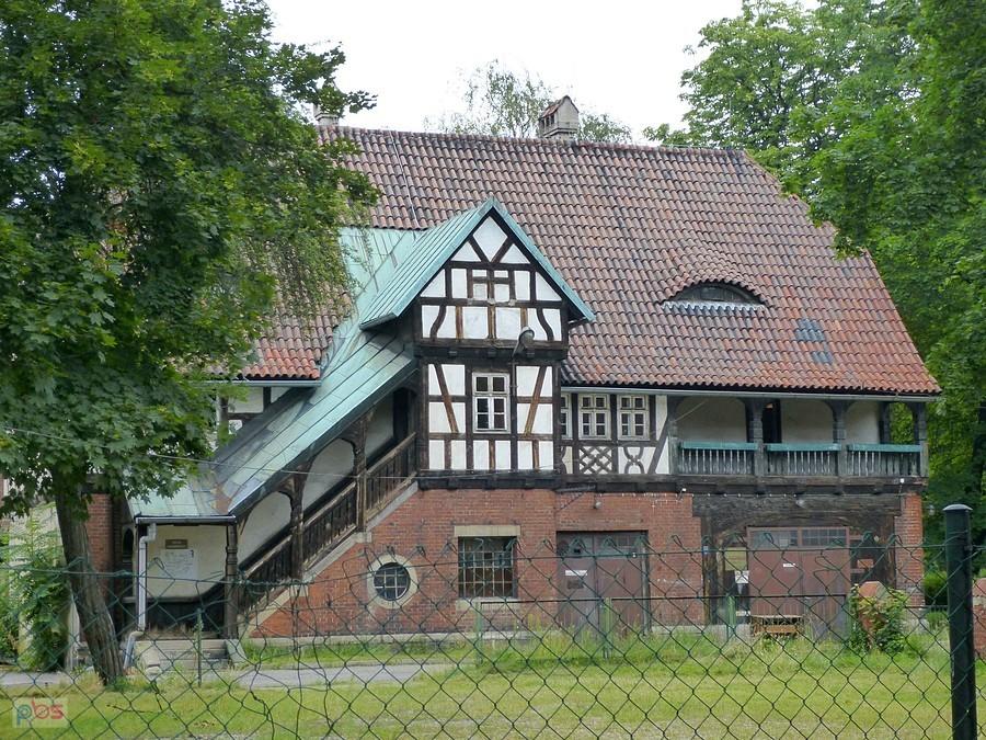 Budynek na terenie szpitala widzany z Bohaterów Warszawskich