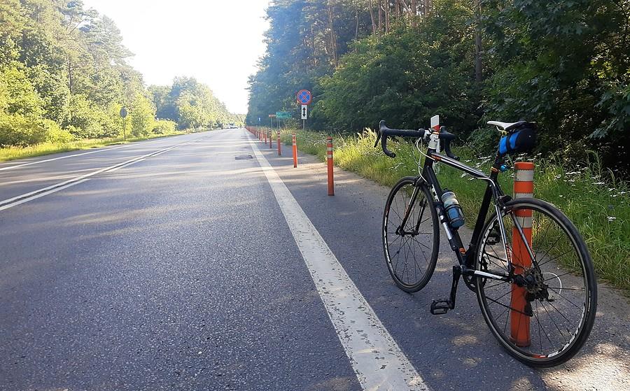 Może to o stojaki rowerowe na drodze wojewódzkiej chodziło? :), okolice Kobylnicy