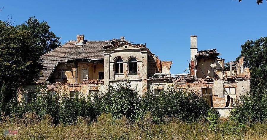 DARŻ (niem.Daarz)Dwór z II poł. XIX w.- ruiny