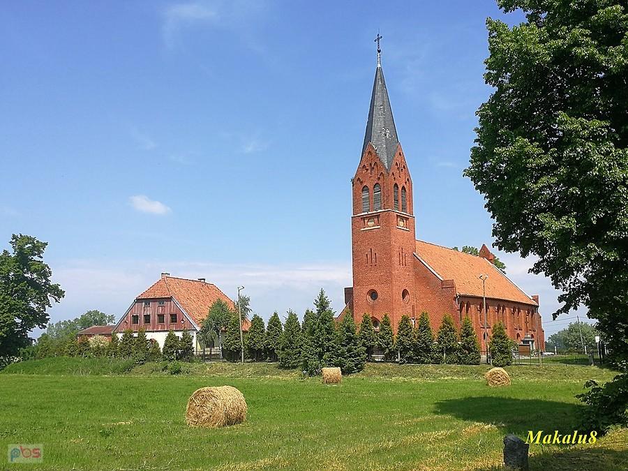 Jezioro-kościół w środku niczego