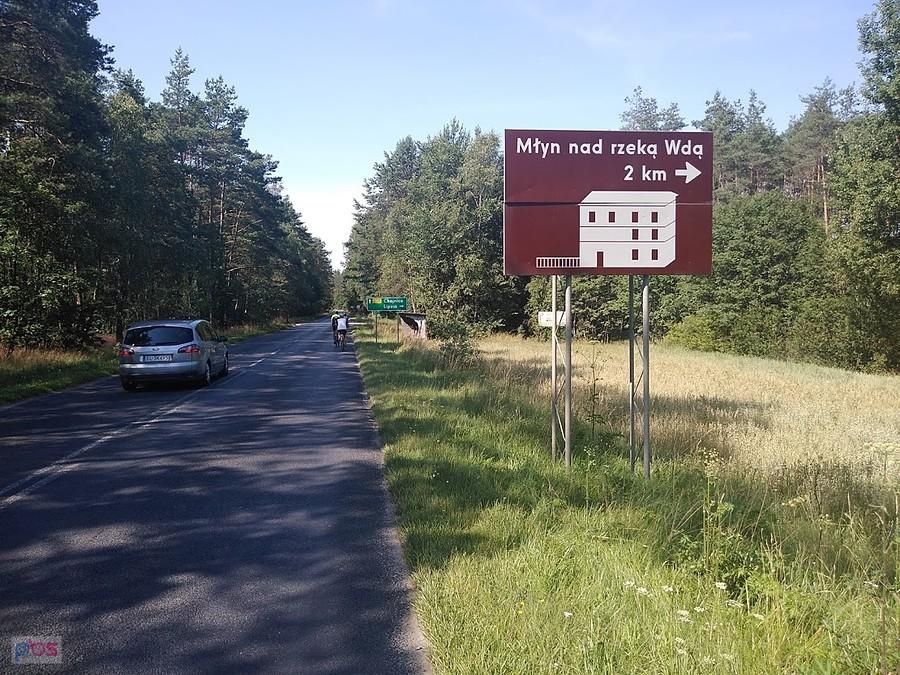 Znak drogowy do młyna nad rzeką Wdą – 2 km