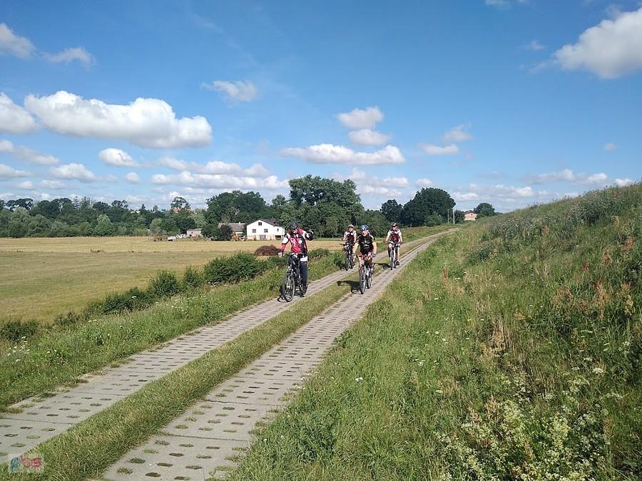 Rowerzyści na wiejskiej ścieżce