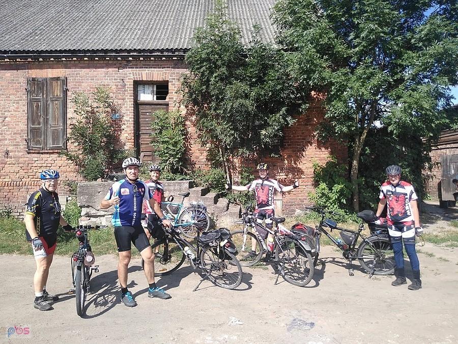 Grupa rowerzystów na wycieczce