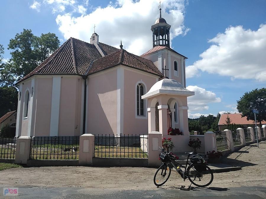 Pastelowy kościół z rowerem